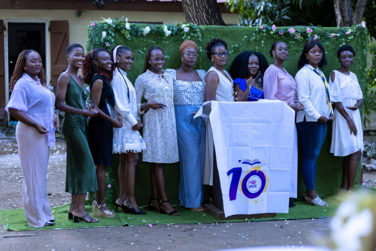 Les 10 femmes honorées par l'OEFE. ( Photo : Doudly Pierre / Radyokap)