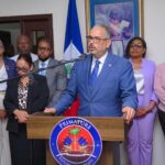 Alix Didier Fils-Aimé s’adresse à la presse à l’Aéroport international Toussaint Louverture. (Photo: La Primature)