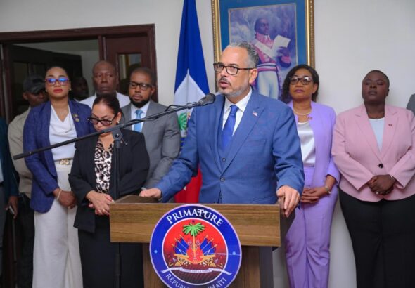 Alix Didier Fils-Aimé s’adresse à la presse à l’Aéroport international Toussaint Louverture. (Photo: La Primature)