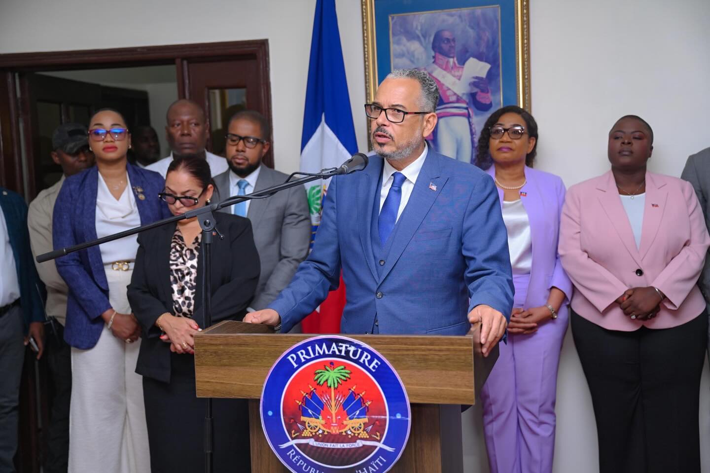 Alix Didier Fils-Aimé s’adresse à la presse à l’Aéroport international Toussaint Louverture. (Photo: La Primature)