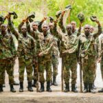 Les nouveaux soldats célèbrent leur graduation (Photo : Ministère de la défense- Haïti)