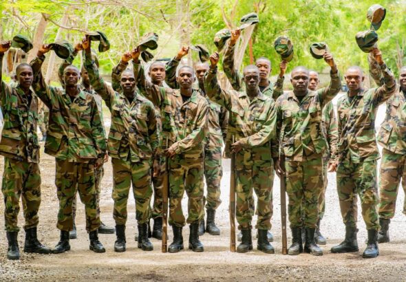 Les nouveaux soldats célèbrent leur graduation (Photo : Ministère de la défense- Haïti)