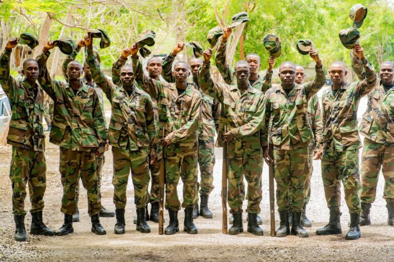 Les nouveaux soldats célèbrent leur graduation (Photo : Ministère de la défense- Haïti)