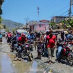 Les passagers poursuivent leur trajet à pied à vertières. (Photos : Ketlain Difficile / Radyokap)