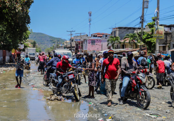 Les passagers poursuivent leur trajet à pied à vertières. (Photos : Ketlain Difficile / Radyokap)