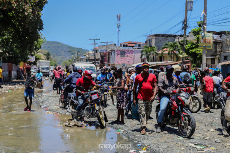 Les passagers poursuivent leur trajet à pied à vertières. (Photos : Ketlain Difficile / Radyokap)