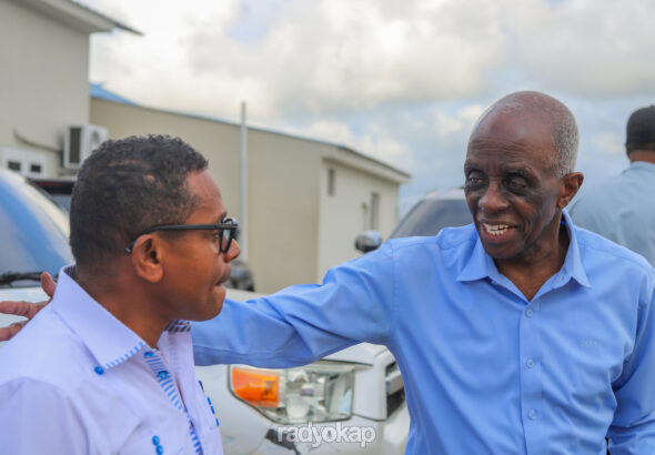 Les ministres Paul Antoine Bien-Aimé (Intérieur) et Joseph Almathe Pierre Louis (TPTC) à l’aéroport du Cap-Haïtien. (Photo : Ketlain Difficile / Radyokap)