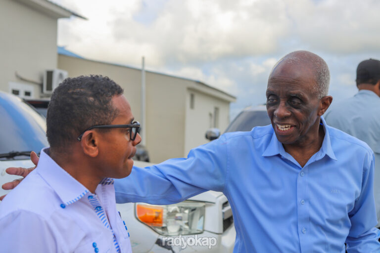 Les ministres Paul Antoine Bien-Aimé (Intérieur) et Joseph Almathe Pierre Louis (TPTC) à l’aéroport du Cap-Haïtien. (Photo : Ketlain Difficile / Radyokap)