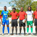 Les deux capitaines des équipes et les trois arbitres avant la rencontre (Photo : John Eugène / Radyokap)