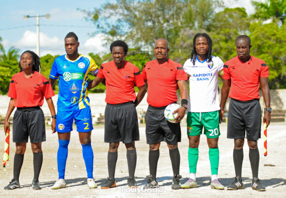 Les deux capitaines des équipes et les trois arbitres avant la rencontre (Photo : John Eugène / Radyokap)