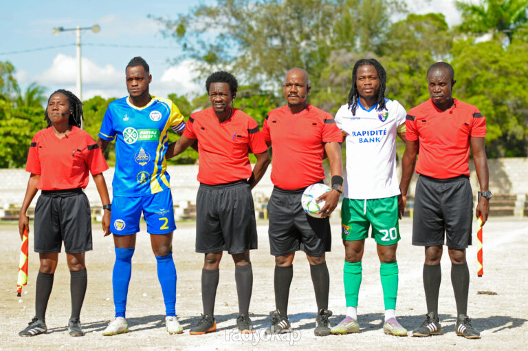 Les deux capitaines des équipes et les trois arbitres avant la rencontre (Photo : John Eugène / Radyokap)