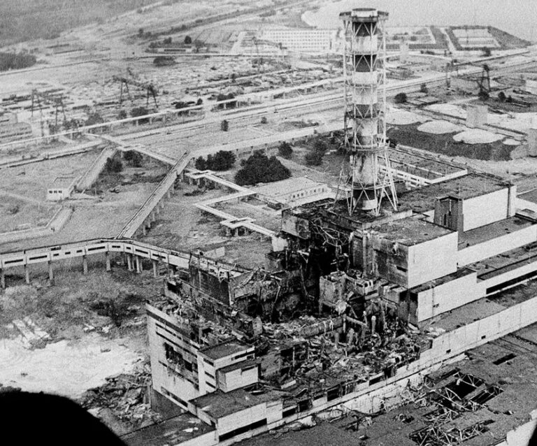 Vue aérienne de la centrale nucléaire de Tchernobyl, quelques jours après l’explosion survenue le 26 avril 1986. Photo : AP