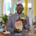 Le professeur Cinelien Séraphin avec sa plaque d’honneur remise par la direction du CRA. (Photo : Ketlain Difficile / Radyokap)