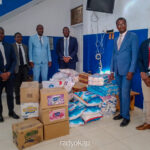 Remise de kits par le Barreau du Cap-Haïtien à la prison civile. (Photo : Donald Germéus / Radyokap)