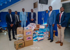 Remise de kits par le Barreau du Cap-Haïtien à la prison civile. (Photo : Donald Germéus / Radyokap)
