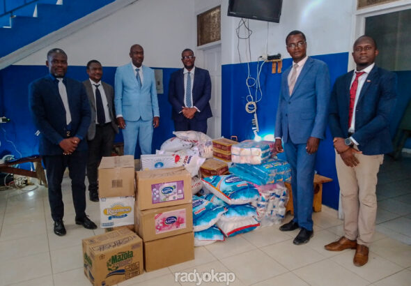 Remise de kits par le Barreau du Cap-Haïtien à la prison civile. (Photo : Donald Germéus / Radyokap)
