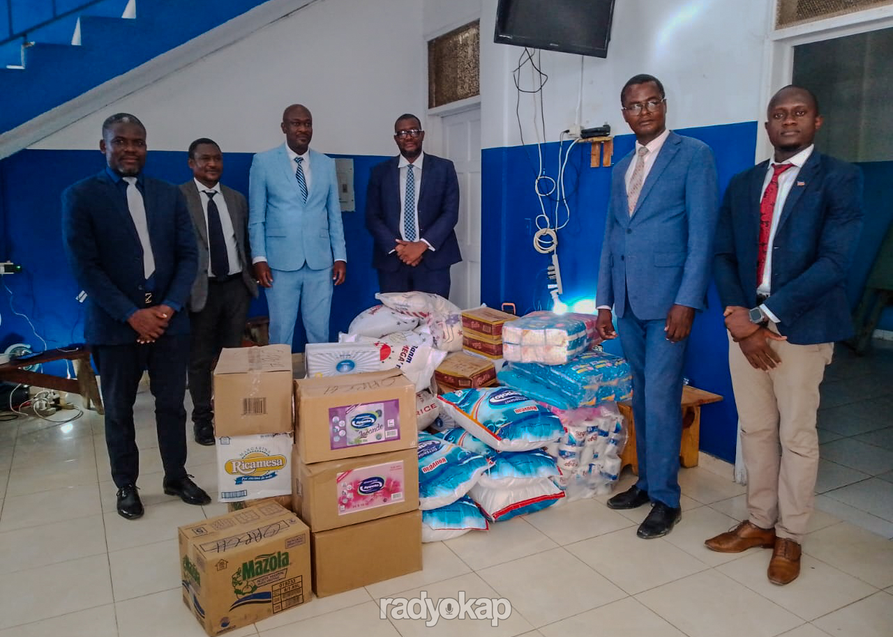 Remise de kits par le Barreau du Cap-Haïtien à la prison civile. (Photo : Donald Germéus / Radyokap)